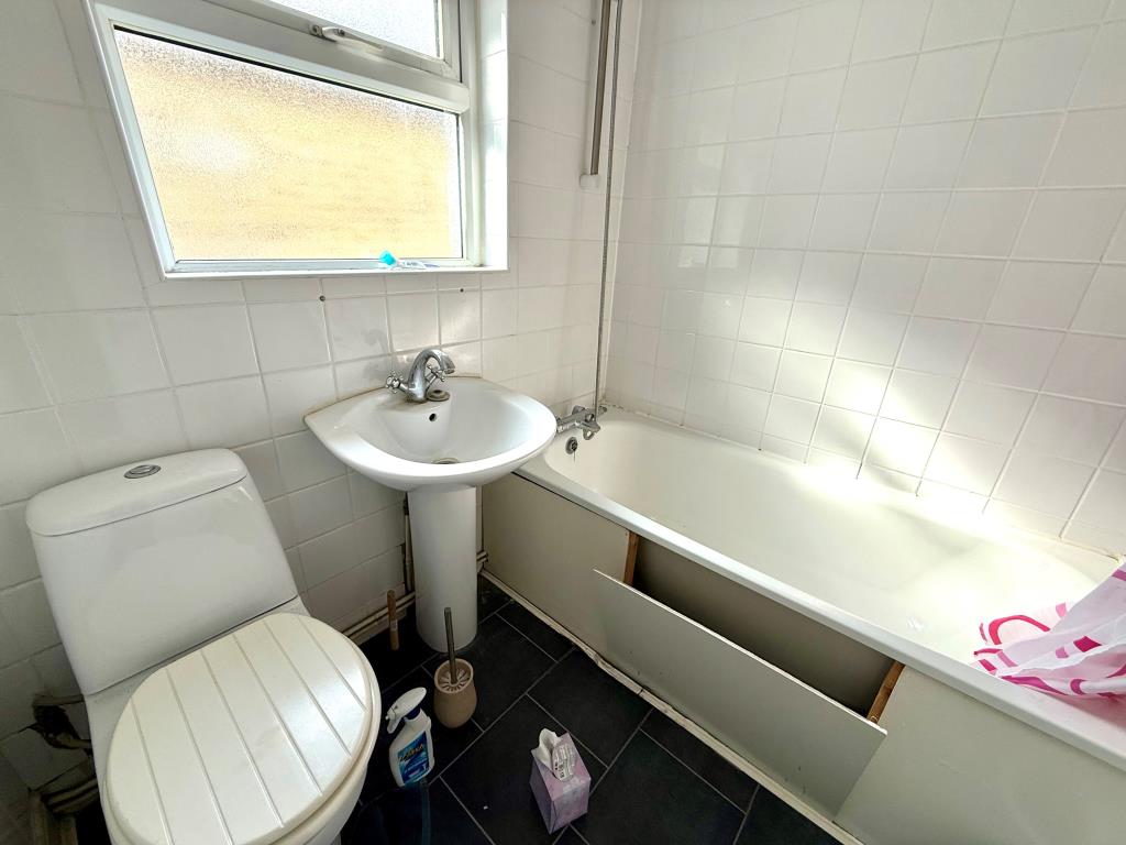 Lot: 107 - VACANT PROPERTY ARRANGED AS TWO FLATS - First floor bathroom with W.C.